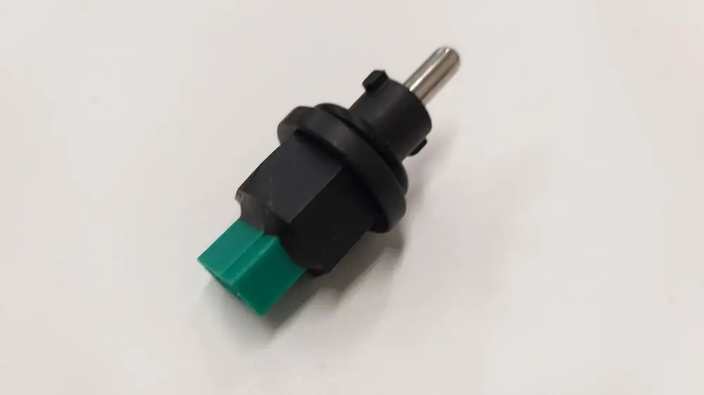 NTC Sensor in schwarzer und grüner Farbgestaltung, hergestellt von Remeha. Gerät mit metallischem Element und Steckanschluss für Temperaturmessung.